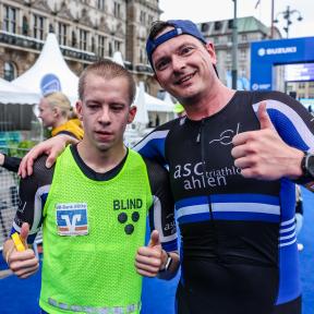 Christopher Bartlewski und sein Guide bei World Triathlon in Hamburg