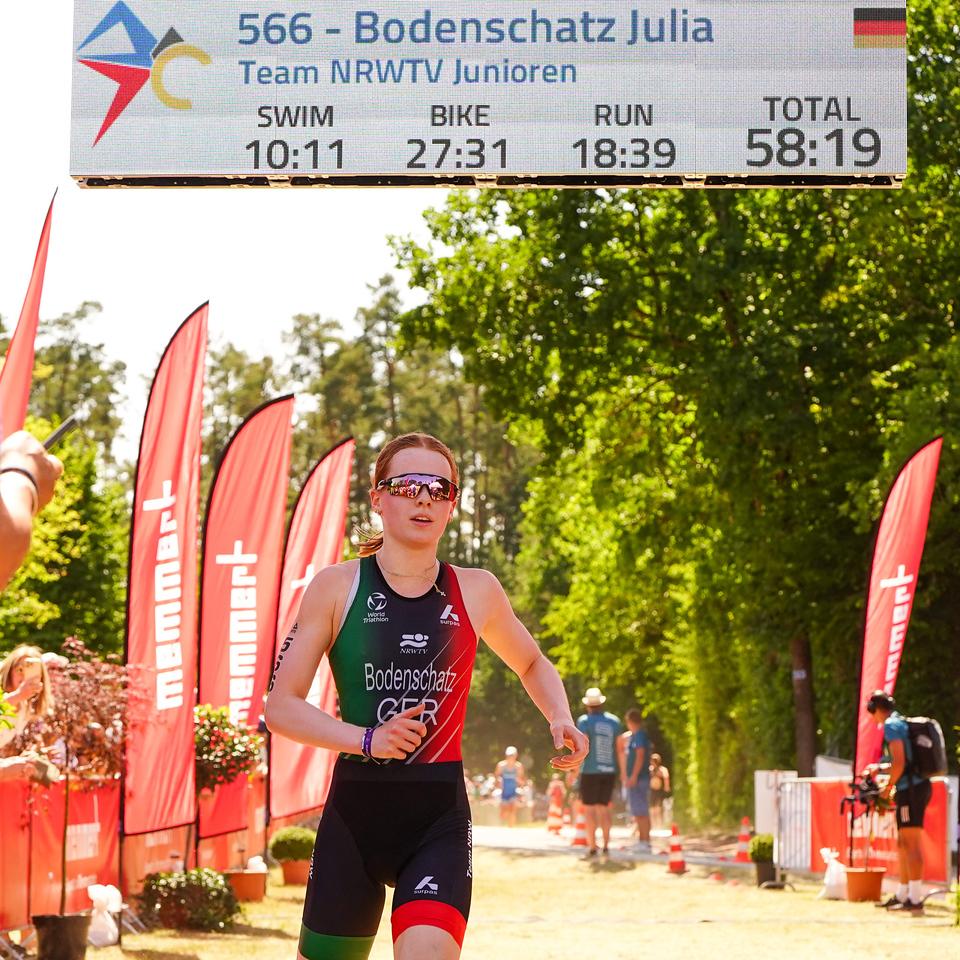 Juniorin Julia Bodenschatz vom SSF Bonn Triathlon beim Zieleinlauf zur Silbermedaille beim DTU Jugend Cup in Roth