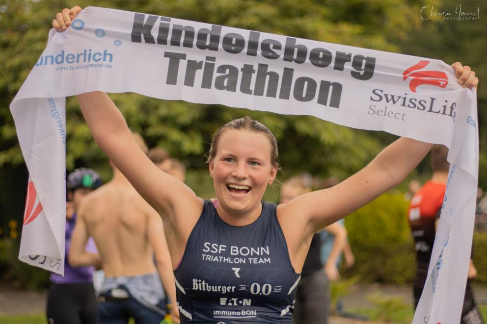Freudiger Zieleinlauf der ersten Dame beim Kindelsberg Triathlon 2024