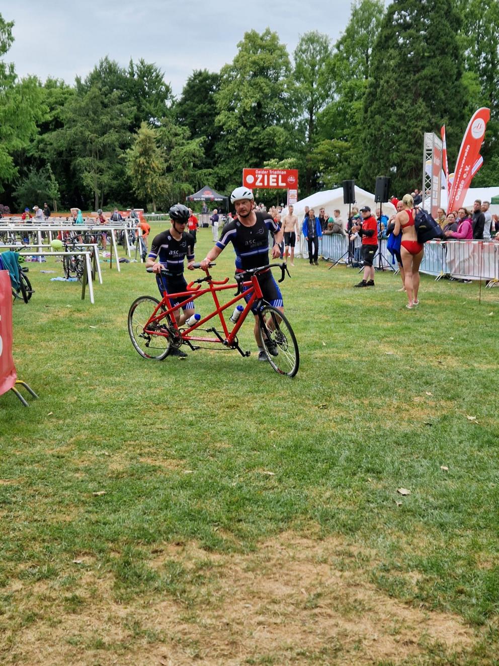 Christopher und Bartosch manövrieren ihr Tandem aus der Wechselzone