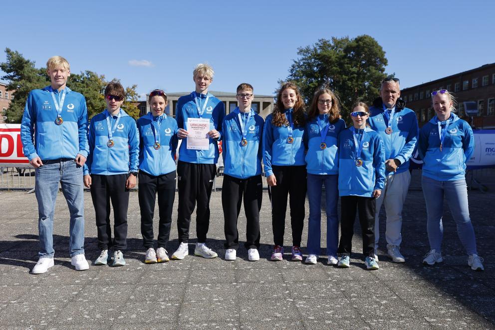 Das ganze Team - Luisenschule Mülheim bei JtfO 2025 Finale in Berlin