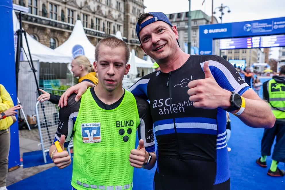 Christopher Bartlewski und sein Guide bei World Triathlon in Hamburg