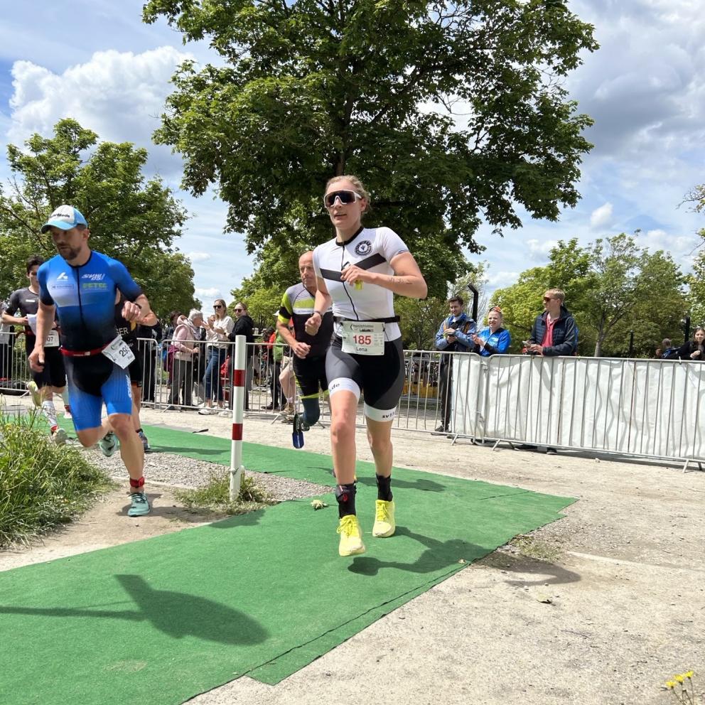 Para Triathletin Lena Hermann vom SV Gladbeck auf der Laufstrecke bei den DACH Meisterschaften in Schweinfurt