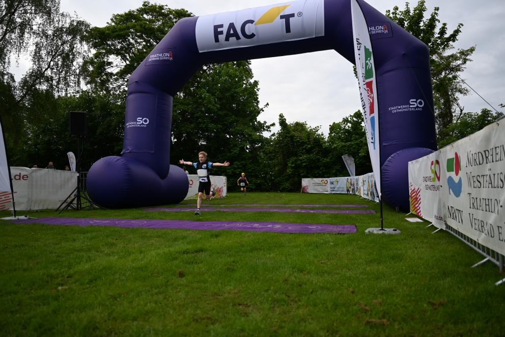 Freudiger Zieleinlauf von Felix Gatzke bei der SWKS in Drensteinfurt