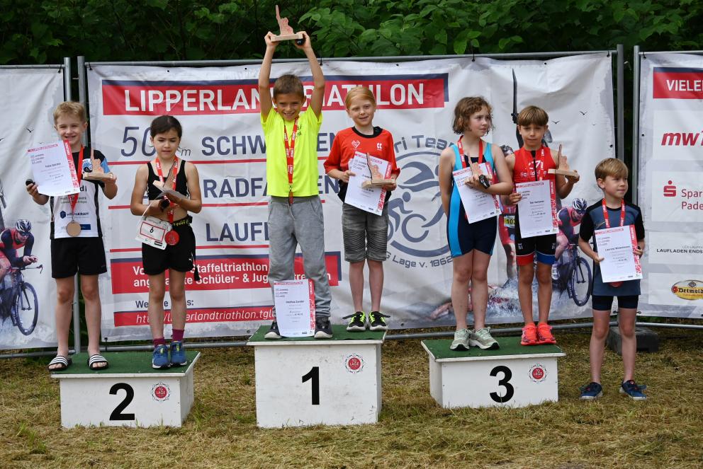 Die stolzen Sieger*innen der AK Schüler*innen C auf dem Podium in Lage