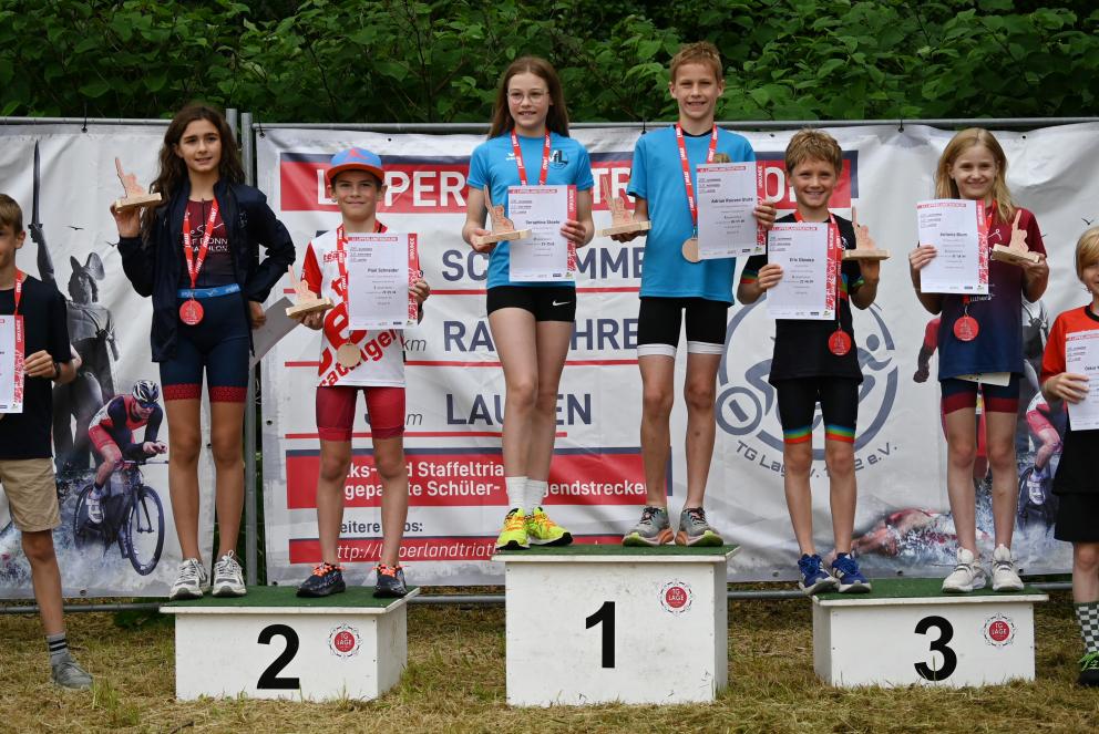 Die stolzen Sieger*innen der AK Schüler*innen B auf dem Podium in Lage