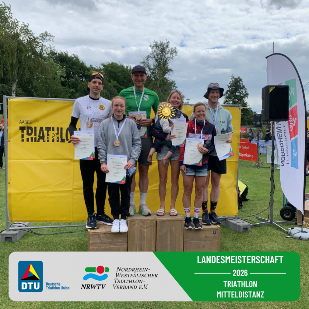 Die glücklichen Gesamtsieger*innen der Landesmeisterschaft auf dem Siegerpodest in Bocholt beim Aasee Triathlon