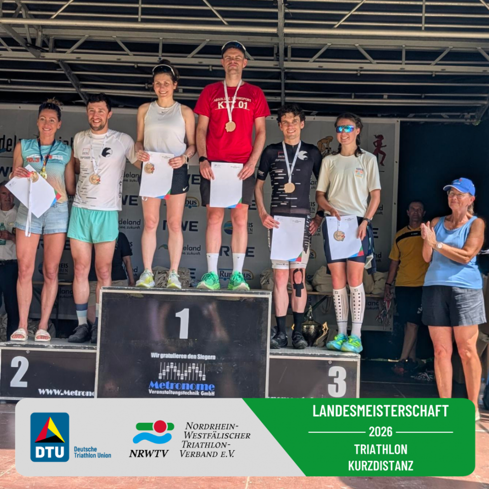 Siegerehrung der Landesmeister*innen in Aldenhoven beim Indeland Triathlon. Die Sieger*innen erhalten ihre LM-Medaille und Preisgelder durch Martina Herrera.