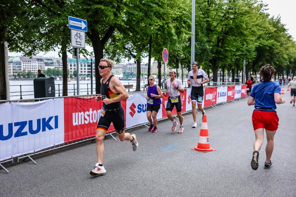 AK-Athlet auf der Laufstrecke direkt an der Alster beim SUZUKI World Triathlon presented by HAMBURG 2026