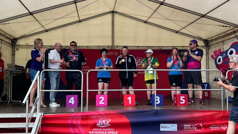 Sebastian Sekula bei der Siegerehrung Triathlon bei den Special Olympics 2026