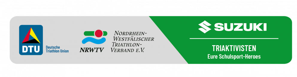 Ein graues Banner mit den Logos der DTU und des NRWTVs, sowie dem Sponsorenlogo "Suzuki" und dem Schriftzug " Triaktivsten"