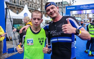 Christopher Bartlewski und sein Guide bei World Triathlon in Hamburg