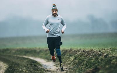 Kim Cremer beim Lauftraining mit Prothese