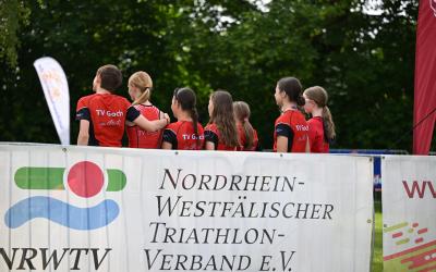 Teamfoto der Jugend vom TV Goch beim Drensteinfurt Triathlon. Im Vordergrund das NRWTV Banner.