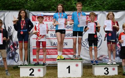 Die stolzen Sieger*innen der AK Schüler*innen B auf dem Podium in Lage