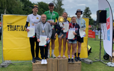 Die glücklichen Gesamtsieger*innen der Landesmeisterschaft auf dem Siegerpodest in Bocholt beim Aasee Triathlon