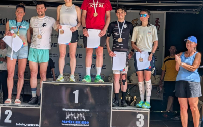Siegerehrung der Landesmeister*innen in Aldenhoven beim Indeland Triathlon. Die Sieger*innen erhalten ihre LM-Medaille und Preisgelder durch Martina Herrera.
