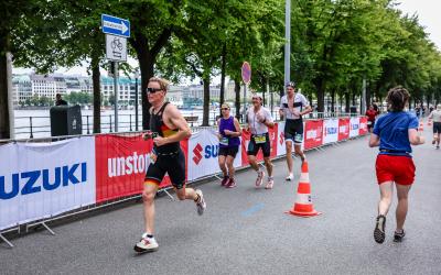 AK-Athlet auf der Laufstrecke direkt an der Alster beim SUZUKI World Triathlon presented by HAMBURG 2026